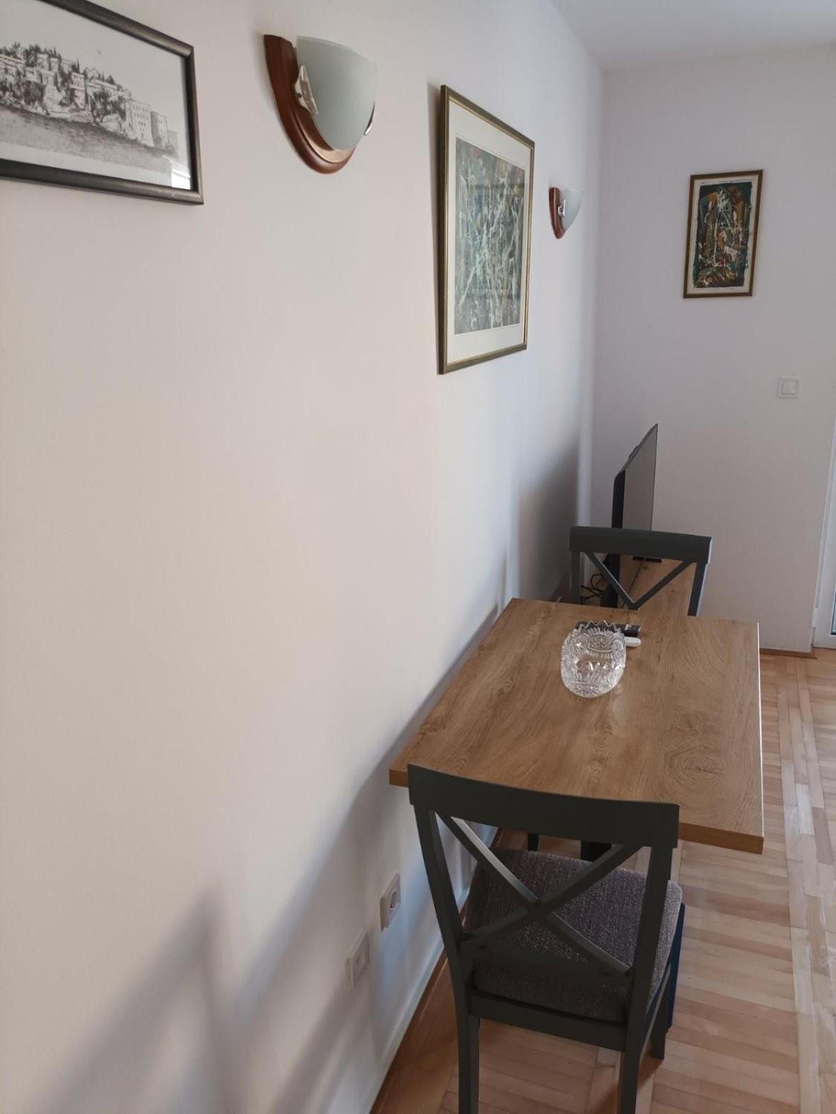 Apartment Walk To The Sea-1 Bedroom *