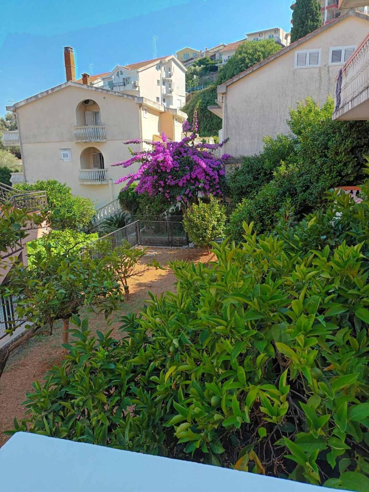 Apartment Walk To The Sea-1 Bedroom *