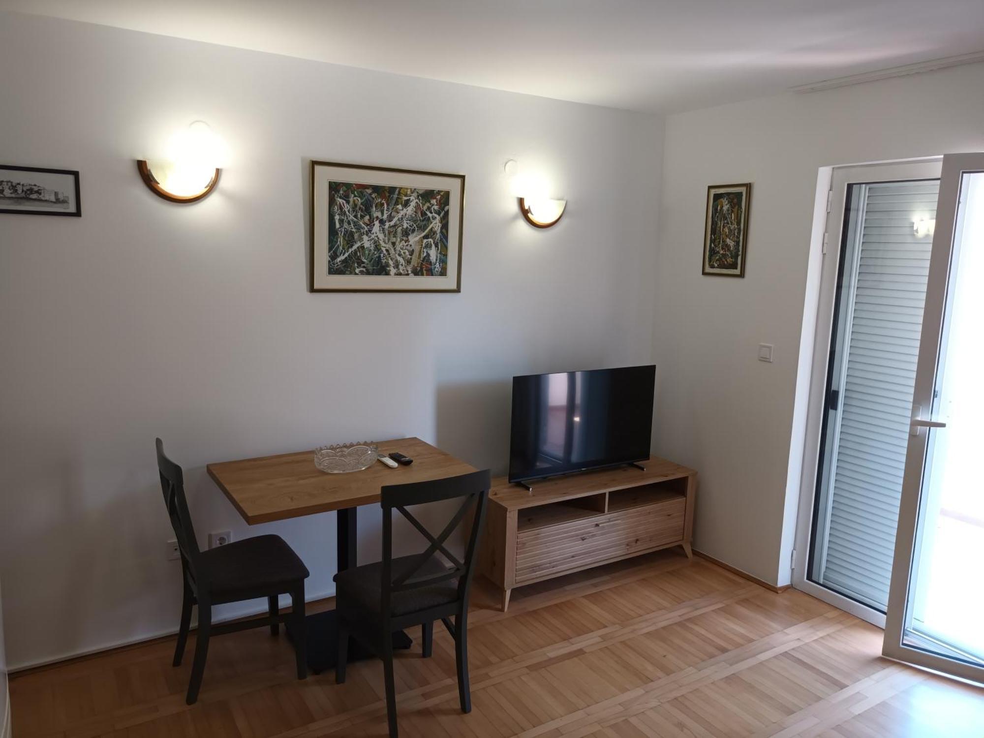 Apartment Walk To The Sea-1 Bedroom *